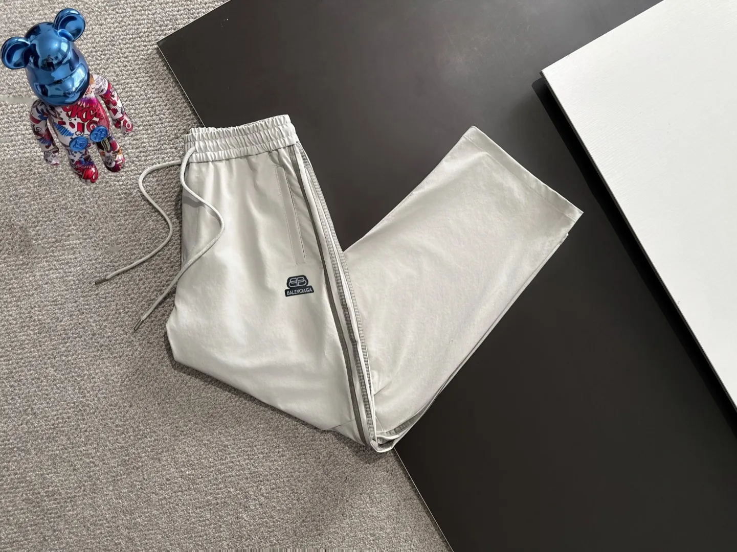 The next day shipped P195 Balenciaga 2026 summer New Arrival elastic casual pants, counter custom fabric Breathable high comfort, impeccable details, brand elements design concept, reflecting high quality. The hand feels delicate and soft! Casual cuts and awesome upper body! Sizes: S-3XL